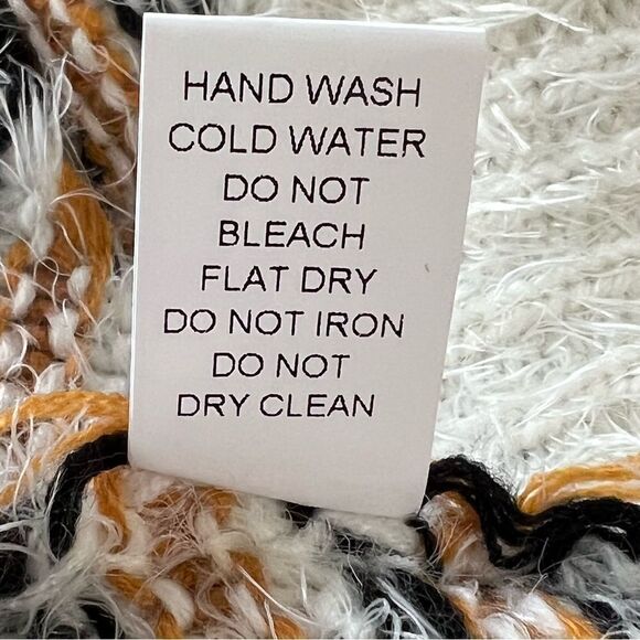 Amoli Fuzzy Diamond Pattern Graphic Print Sweater -- S/M - Picture 15 of 15